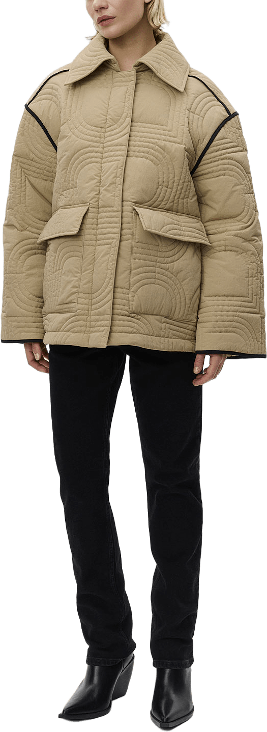 Merce - Rhombus Quilt Coat, från DAY Birger et Mikkelsen, i färgen Elmwood.