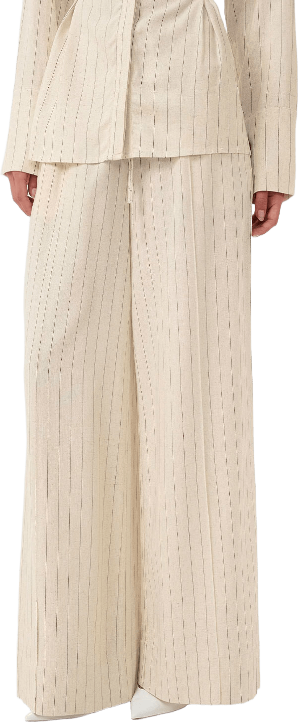 Tascha Hw Pants, från Gestuz, i färgen Frozen Dew Pinstripe.