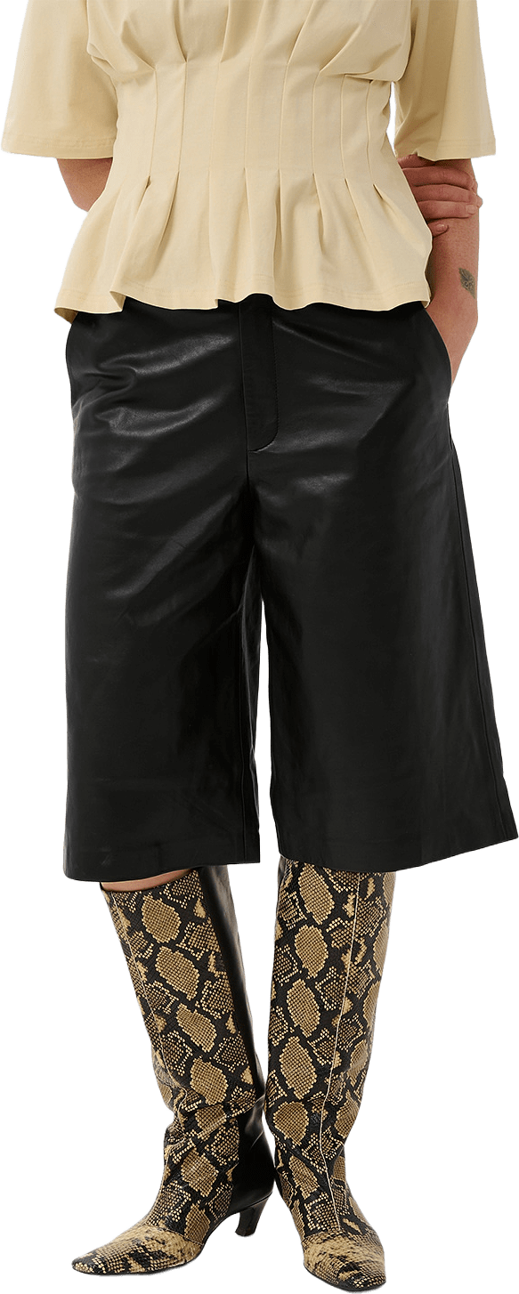 Allis Mw Shorts, från Gestuz, i färgen Black.