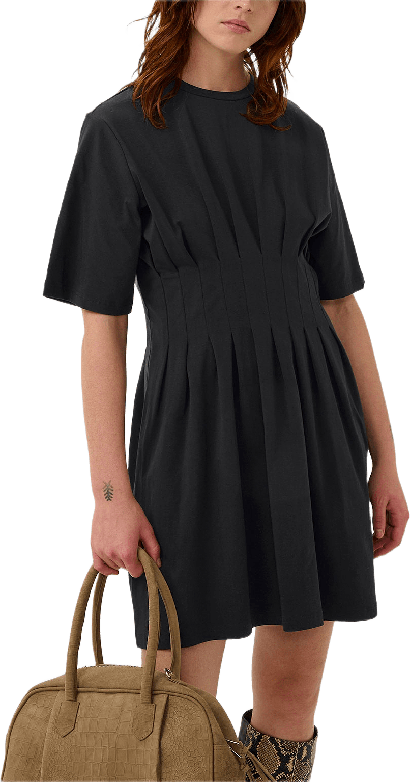 Inez Short Dress, från Gestuz, i färgen Black.