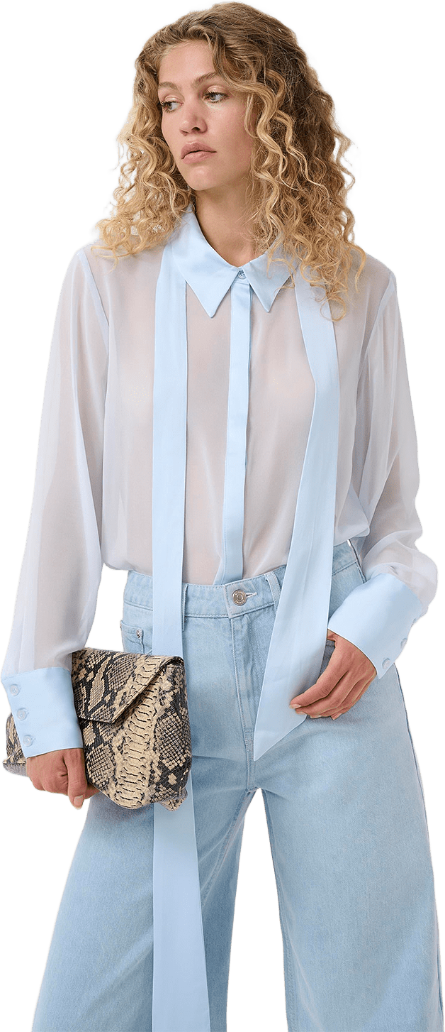 Chif Shirt, från Gestuz, i färgen Blue Finch.