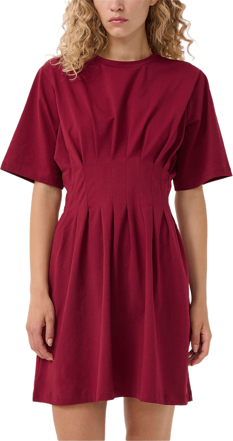 Inez Short Dress, från Gestuz, i färgen Cabernet.