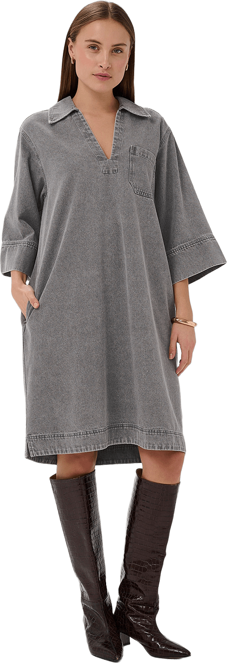 Ninnia Annabeth Dress, från Soaked In Luxury, i färgen Light Grey Denim.