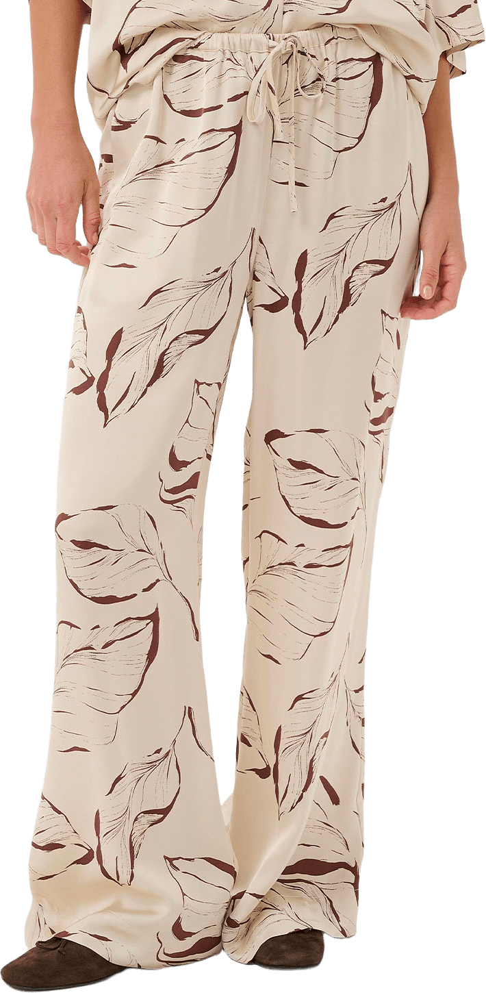 Clero Flared Printed Pants, från Soaked In Luxury, i färgen Oatmeal Leave Print.