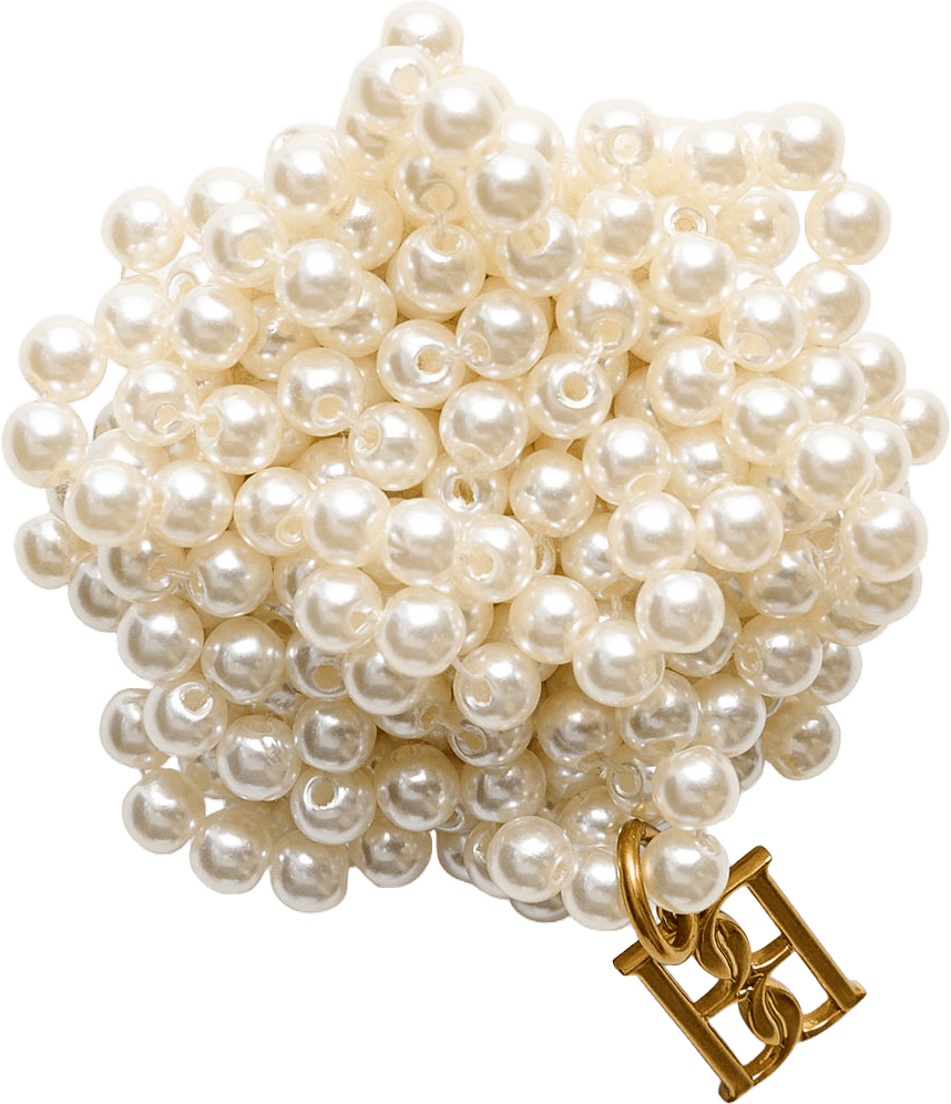 Helea brosch, från By Malene Birger, i färgen Soft White.