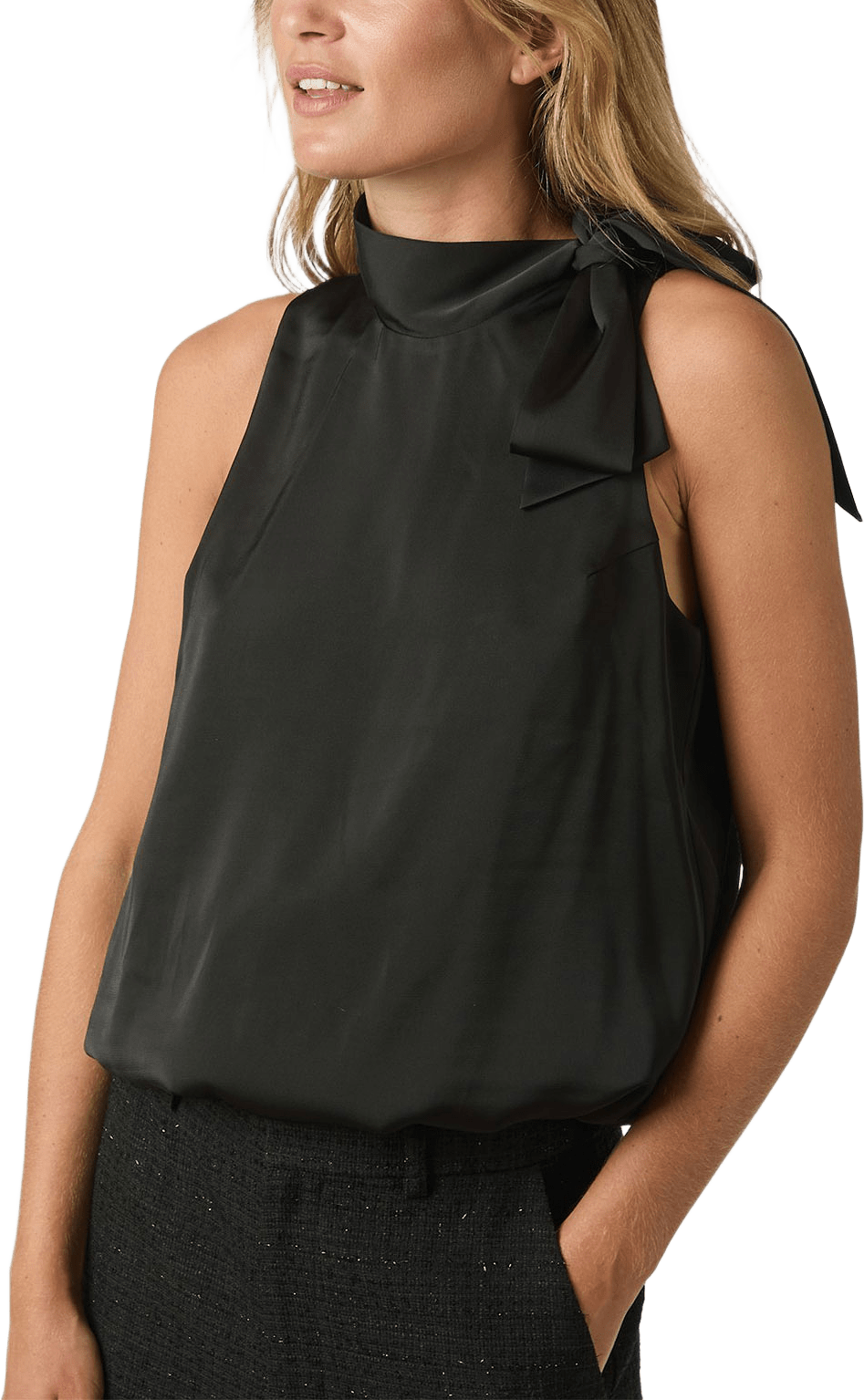 Veda Drapy Satin Top, från Neo Noir, i färgen Black.