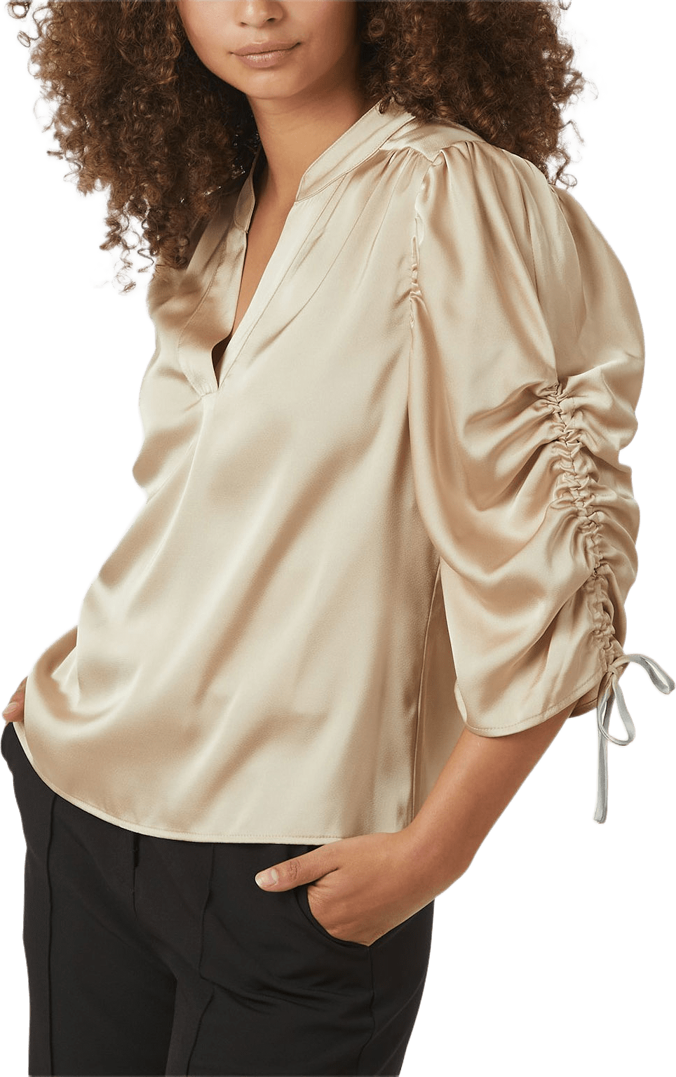 Alvira Drapy Satin Blouse, från Neo Noir, i färgen Champagne.