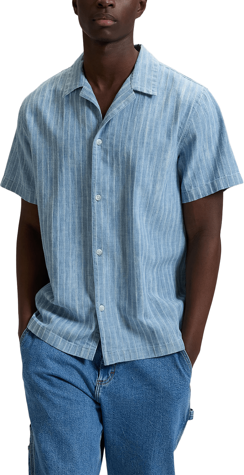 Novelty Resort Shirt, från Lee, i färgen Mid Wash.