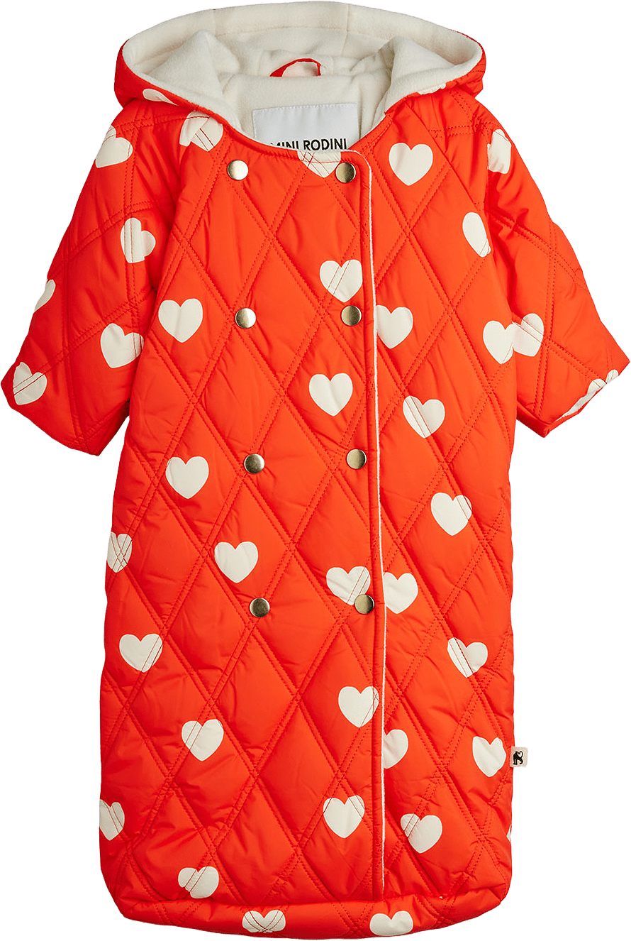 Hearts aop quilted stroller bag, från Mini Rodini, i färgen Red.