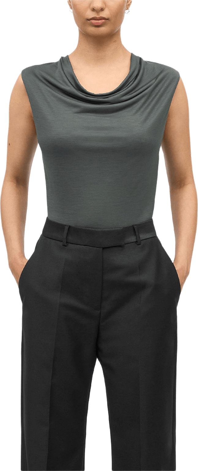 Jela Topp Med Draperad Hals, från Tiger of Sweden, i färgen Army Petrol.