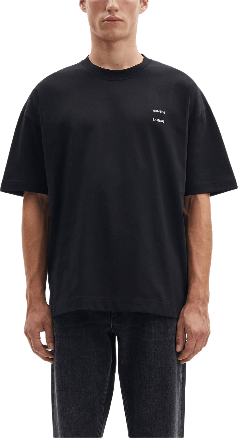 Joel t-shirt 11415, från SAMSOE SAMSOE, i färgen Black Basic.