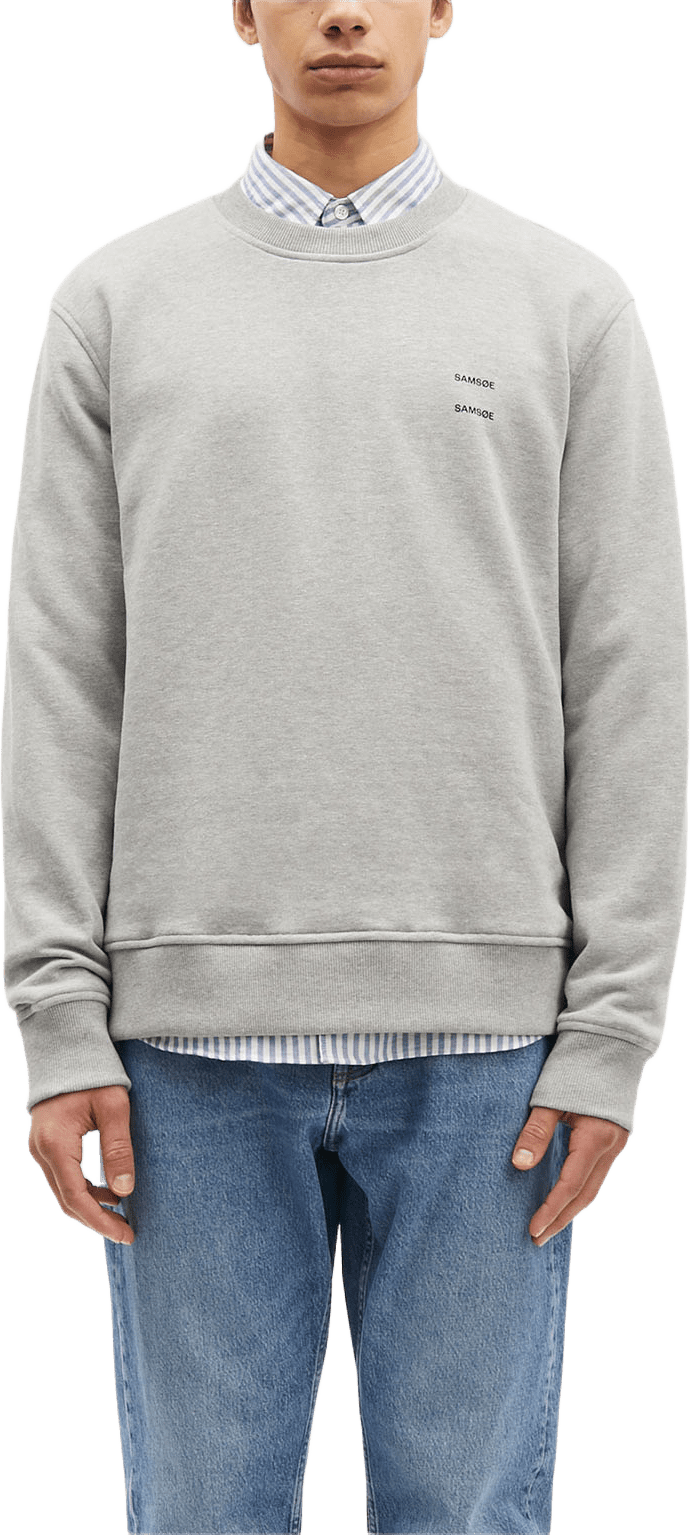 Joel Crew Neck 11414, från SAMSOE SAMSOE, i färgen Grey Mel.