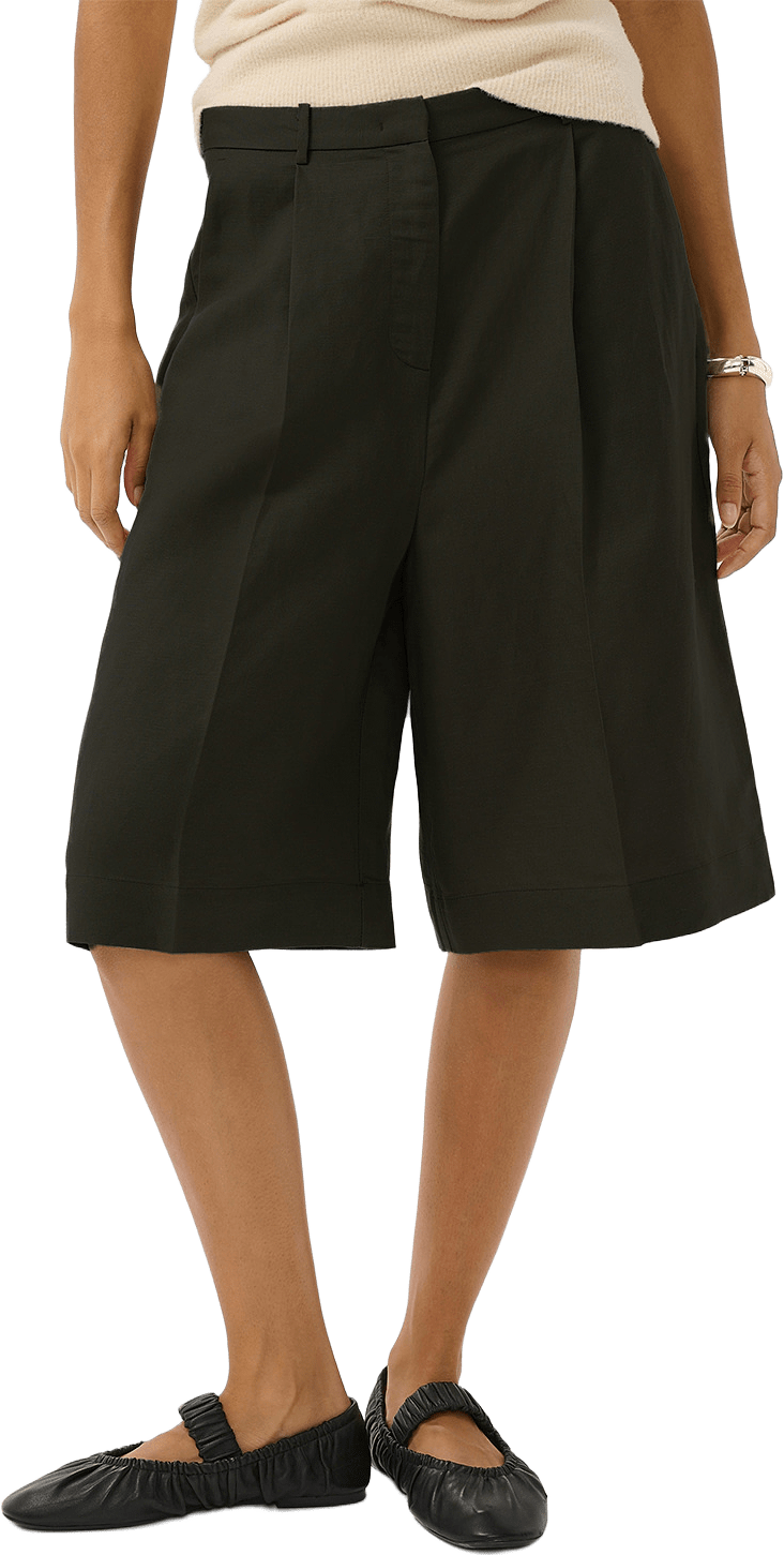 Ragna Malika Shorts, från Soaked In Luxury, i färgen Black.