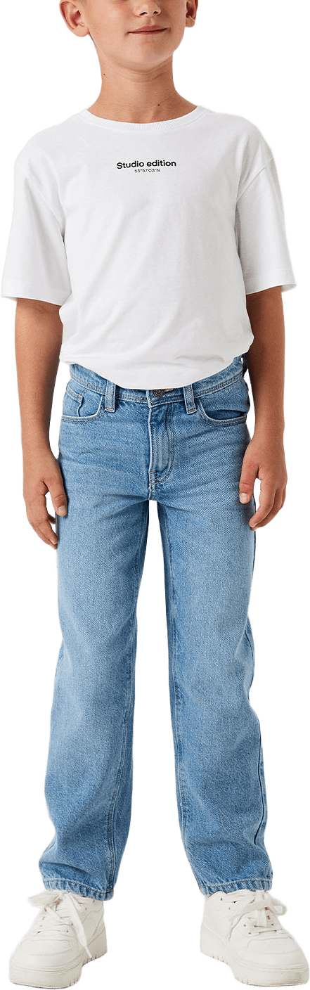 NKMRYAN STRAIGHT JEANS 5950-DM, från Name It, i färgen Light Blue Denim.