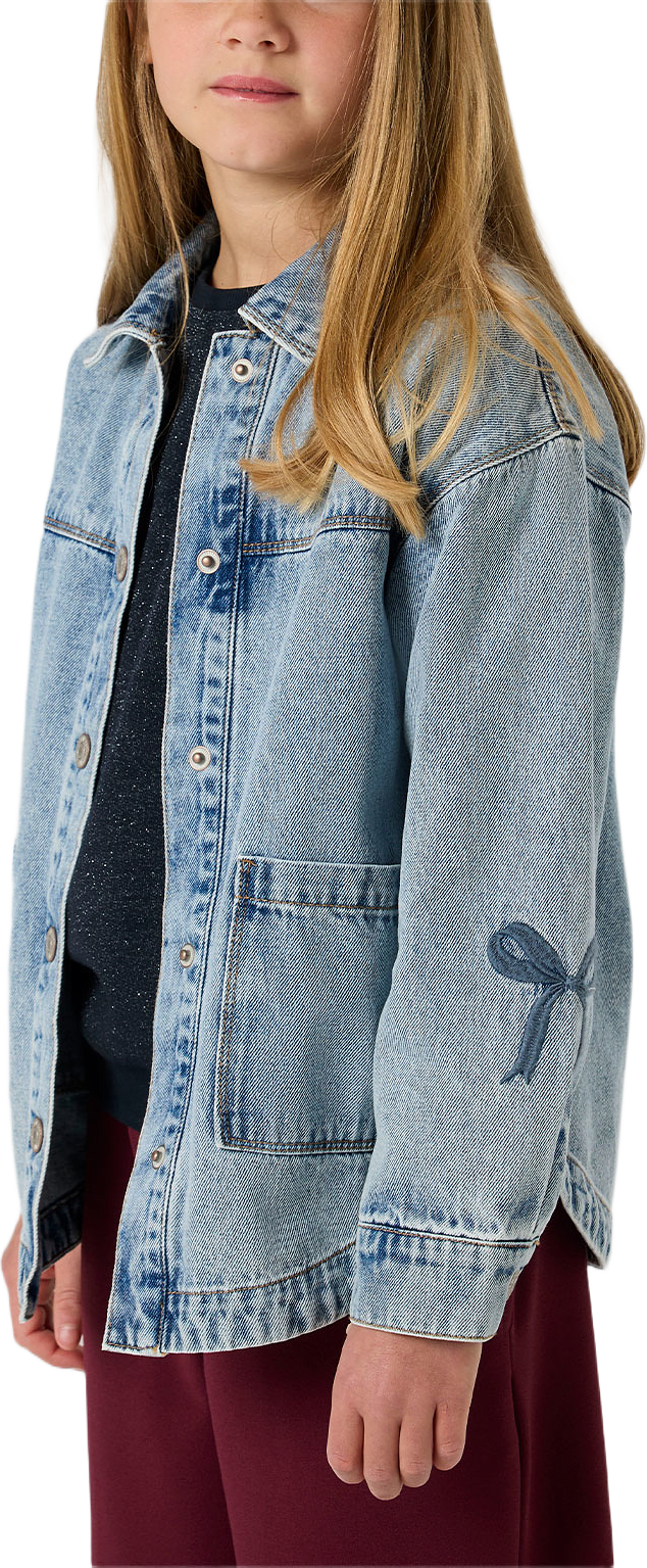 NKFGLORIA DNM EMB JACKET 7511-ZA T, från Name It, i färgen Medium Blue Denim.