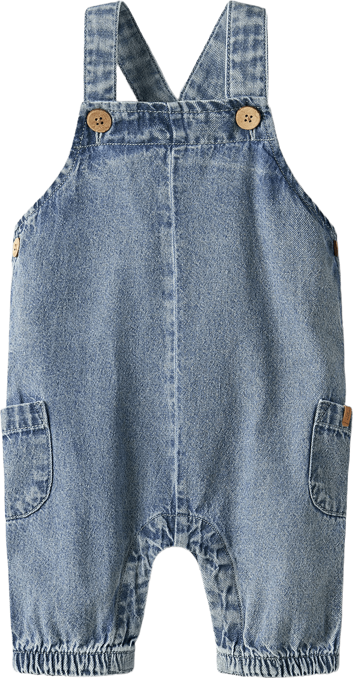 Taya hängselbyxa, från Lil'Atelier, i färgen Medium Blue Denim.