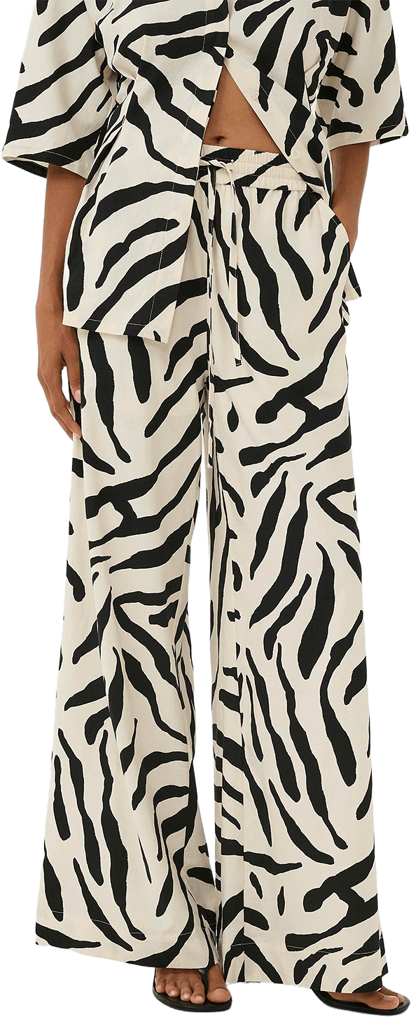 GZzeona P HW pants, från Gestuz, i färgen Graphic Black White Animal.