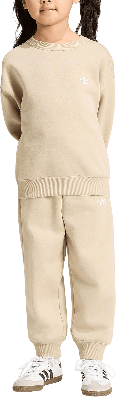 Crew Jogger Set, från Adidas, i färgen Khathr.