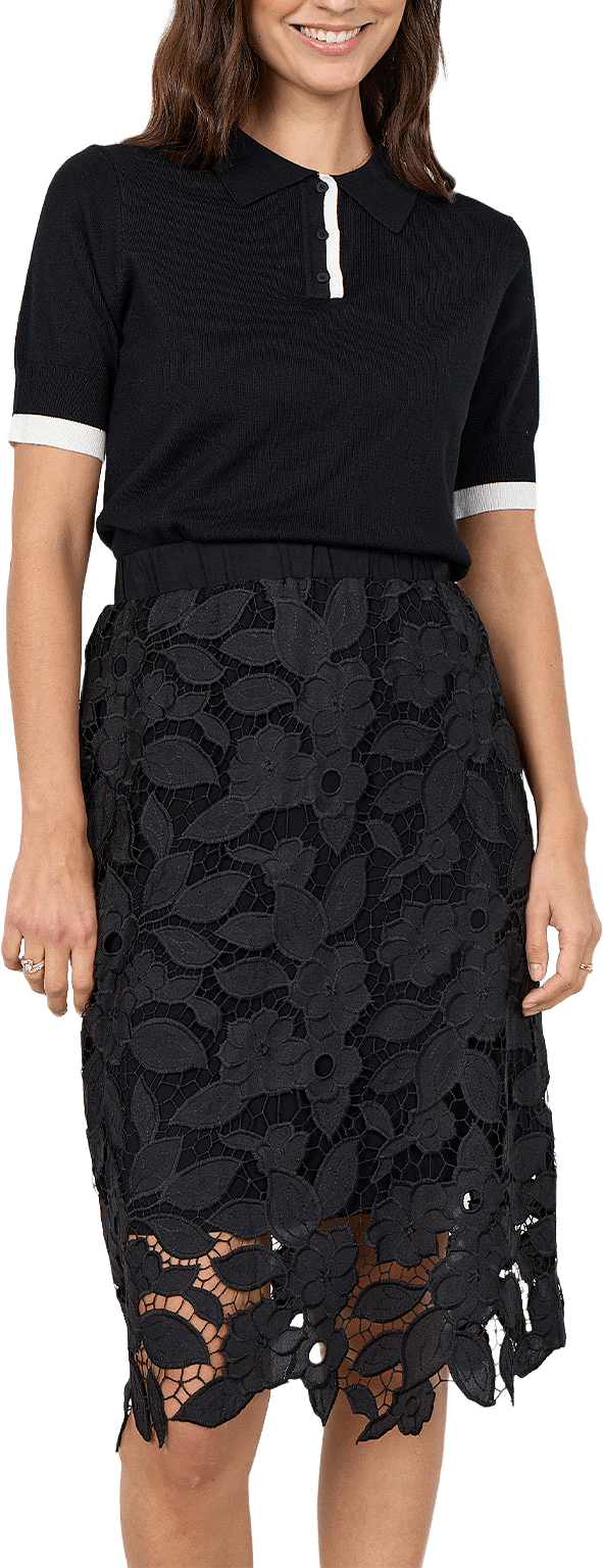 Sc-Cassandra 3 Skirt, från Soyaconcept, i färgen Black.