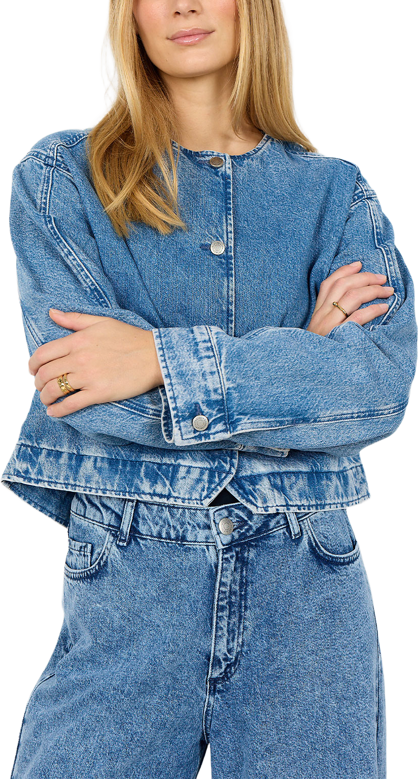 Sc-Dolores 9 Jacket, från Soyaconcept, i färgen Medium Blue Denim.