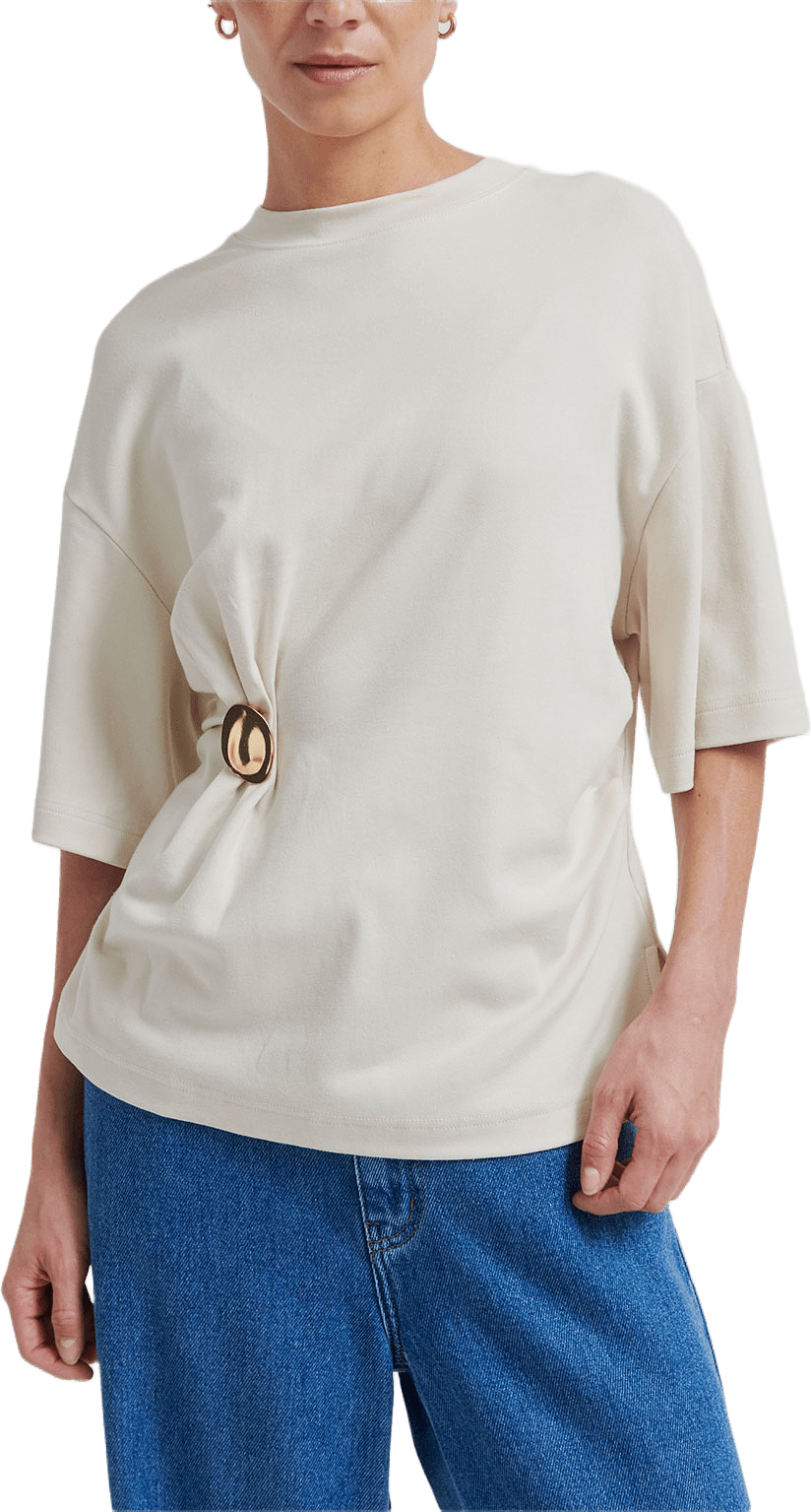 Enora Brooch Tee, från Second Female, i färgen Soft Beige.
