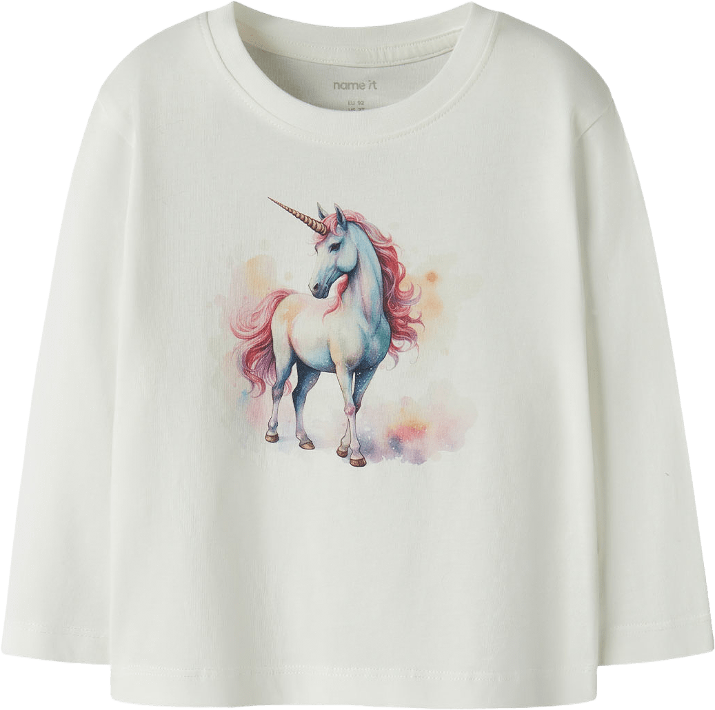 NMFVOTEA LS NREG TOP, från Name It, i färgen Cloud Dancer Pink Unicorn.