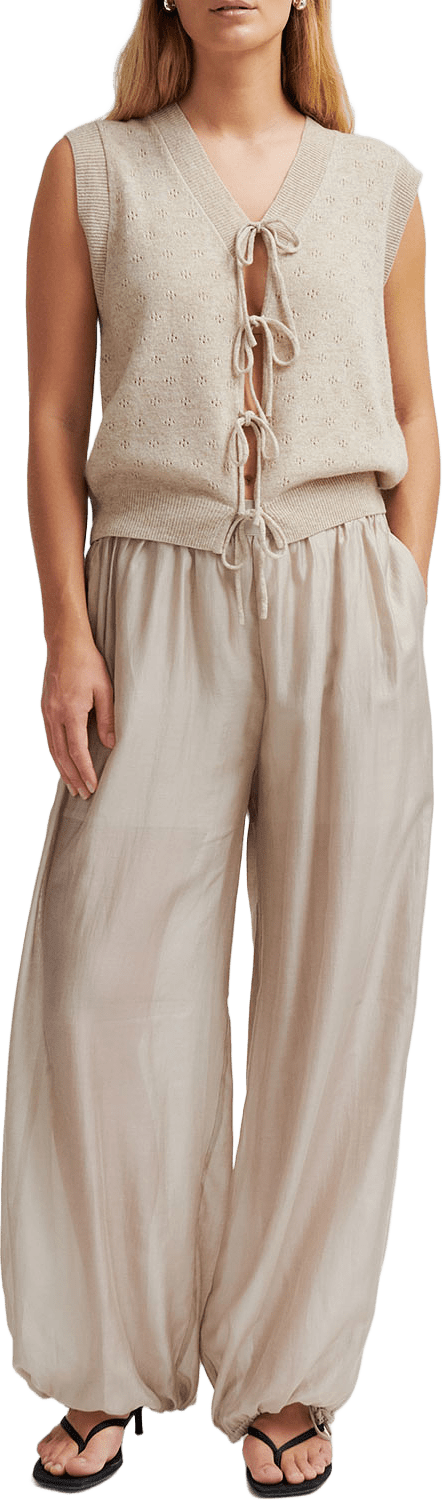 Hidie Trousers, från Second Female, i färgen Plaza Taupe.