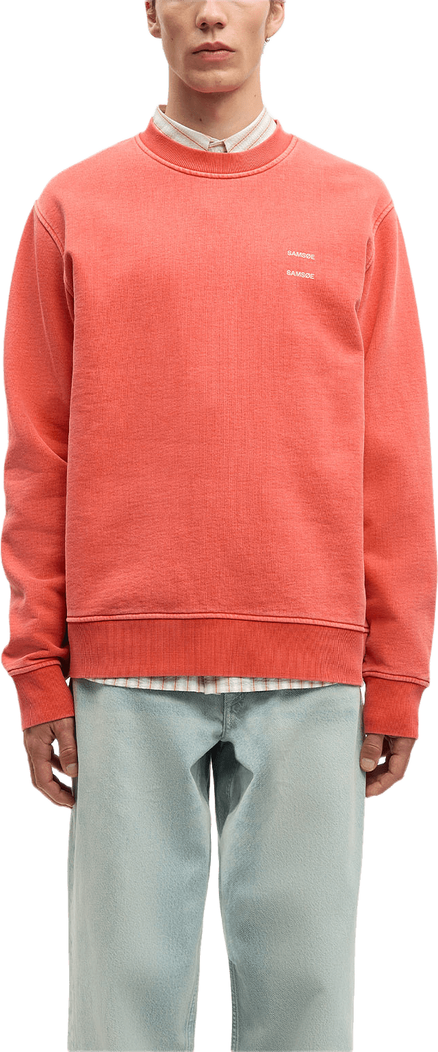 Sajoel sweatshirt 14485, från SAMSOE SAMSOE, i färgen Aurora Red.