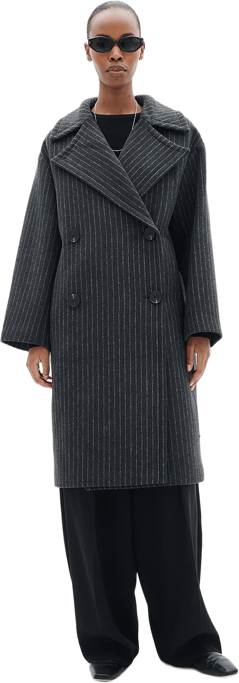 ZORAHIW DB COAT PINSTRIPED, från Inwear, i färgen Dark Grey Melange Pinstripe.