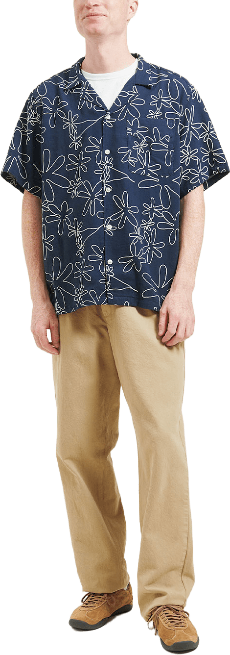 PEER EMBROIDERY REGULAR FIT SS SHIRT, från Forét, i färgen Navy.