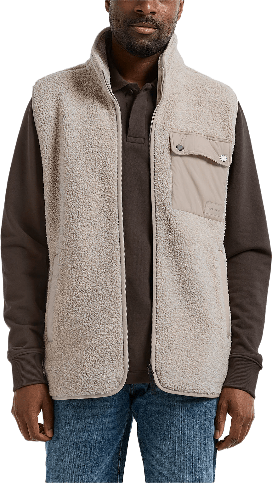 Rasmus Vest, från Didriksons, i färgen Clay Beige.
