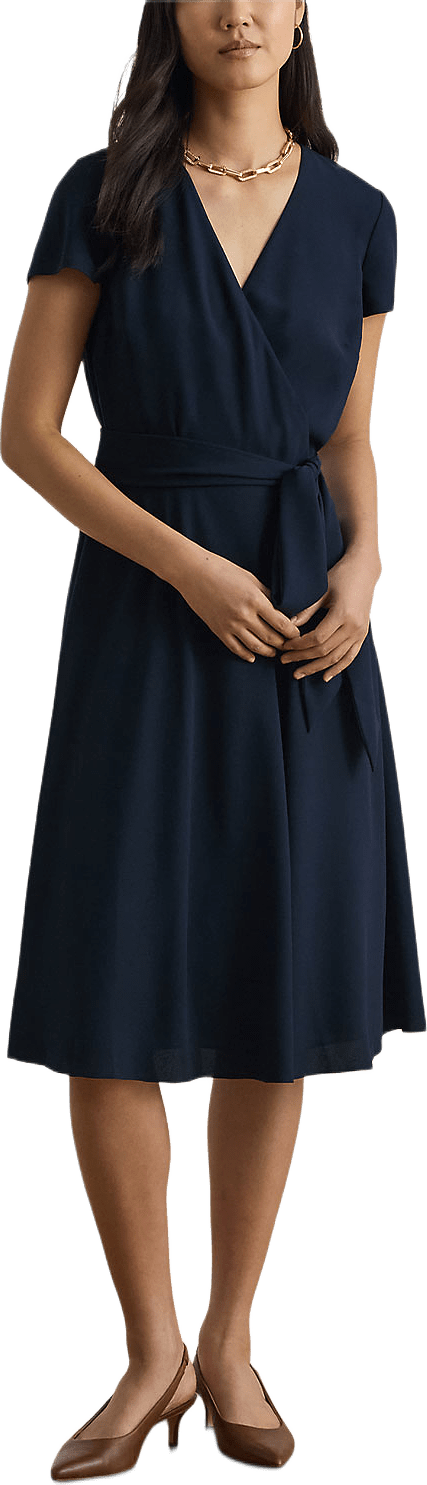 Belted Georgette Surplice Dress, från Lauren Ralph Lauren, i färgen Lauren Navy.