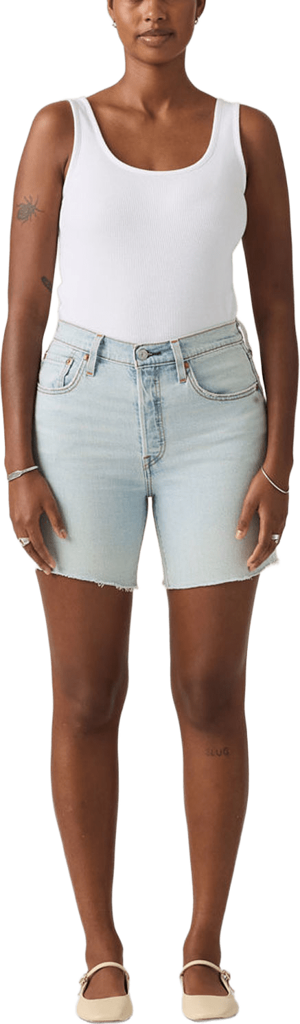 501® Mid Thigh Lightweight Shorts, från Levi's, i färgen Light Indigo - Worn In.