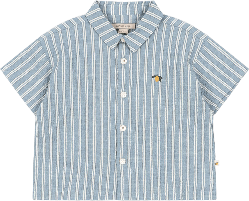 ELLIOT SS SHIRT GOTS, från Konges Sløjd, i färgen Trio Bleu Stripe.