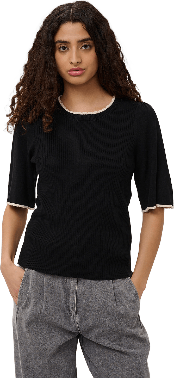 Lysandra Adrianna Pullover SS, från Soaked In Luxury, i färgen Black.