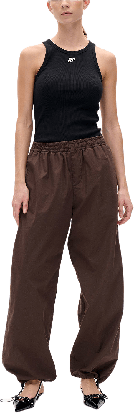 NAZAN, från Baum und Pferdgarten, i färgen Hot Fudge.