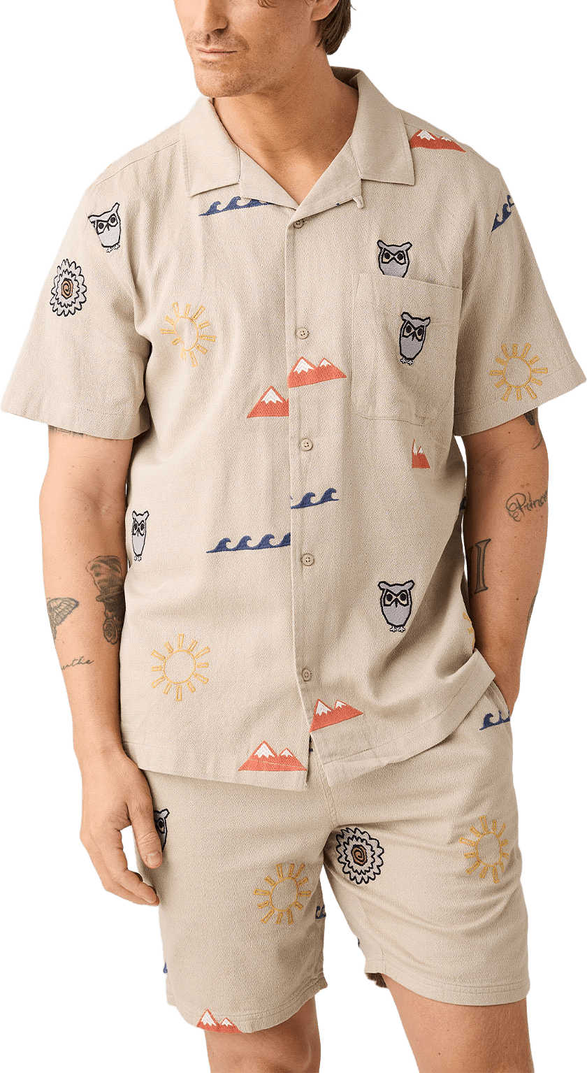 Relaxed embroidery short sleeve shirt, från Knowledge Cotton Apparel, i färgen 1228 Light Feather Gray.
