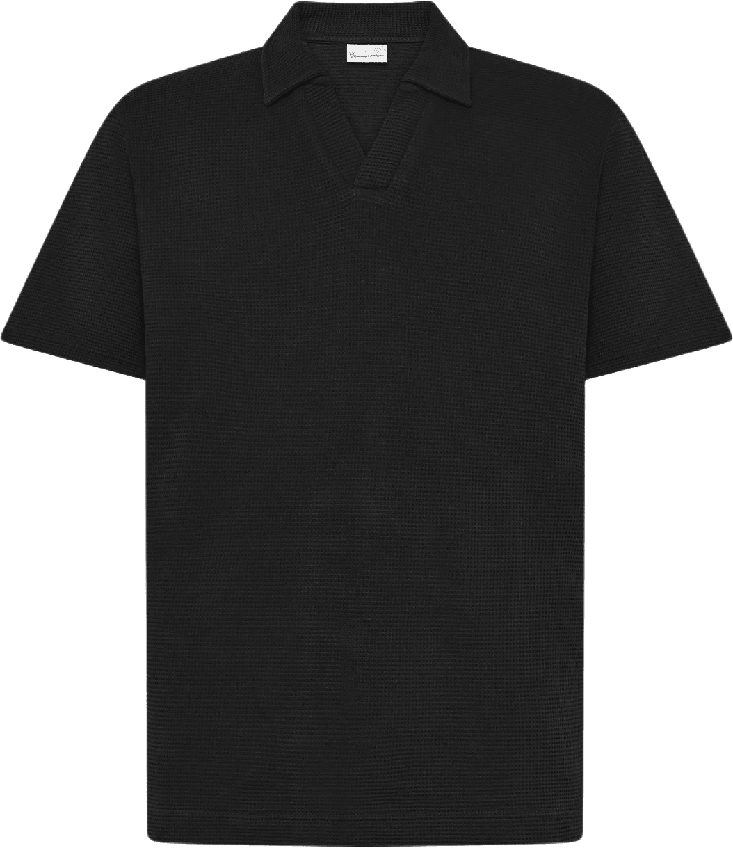 Waffle polo, från Knowledge Cotton Apparel, i färgen 1300 Black Jet.