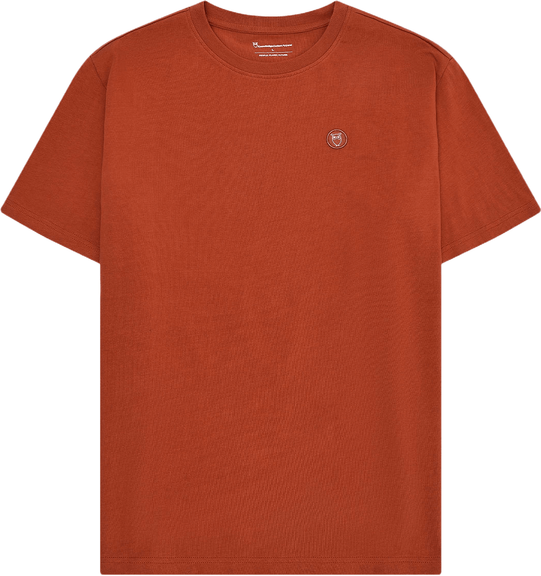 LOKE badge tee - GOTS/Vegan, från Knowledge Cotton Apparel, i färgen 1488 Burnt Brick.
