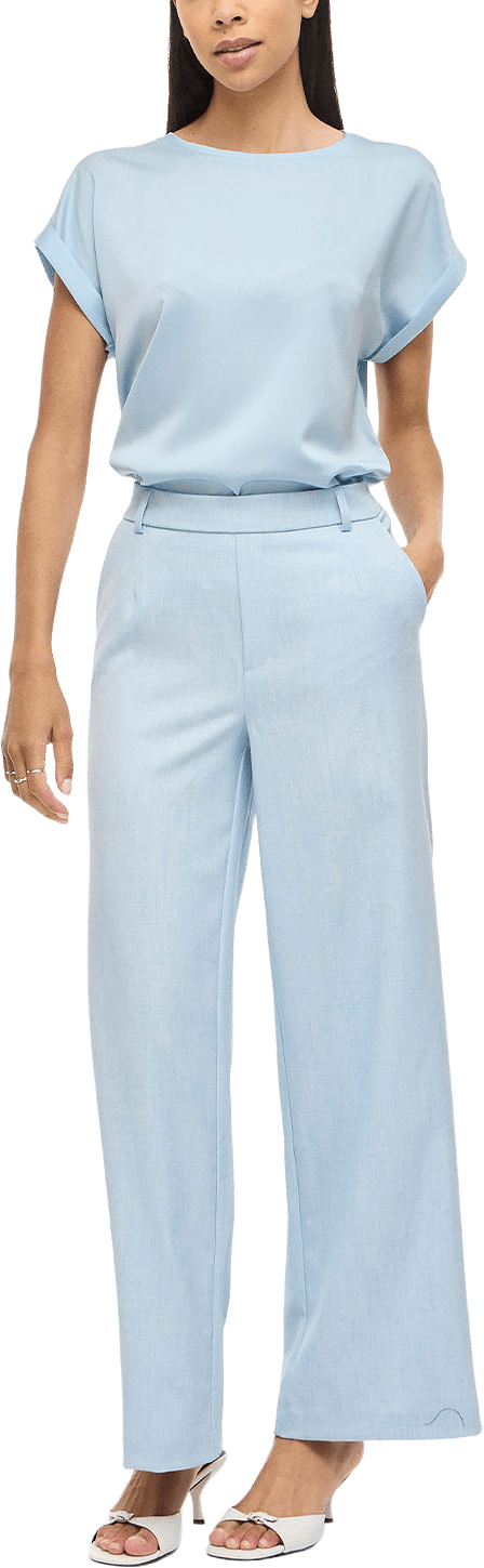 Viellette Kortärmad Satintopp, från Vila, i färgen Nantucket Breeze.