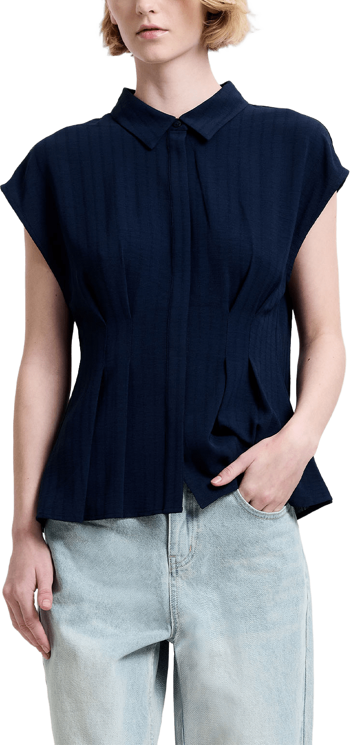 Codie Pleated Button Down Peplum Top, från French Connection, i färgen Navy.
