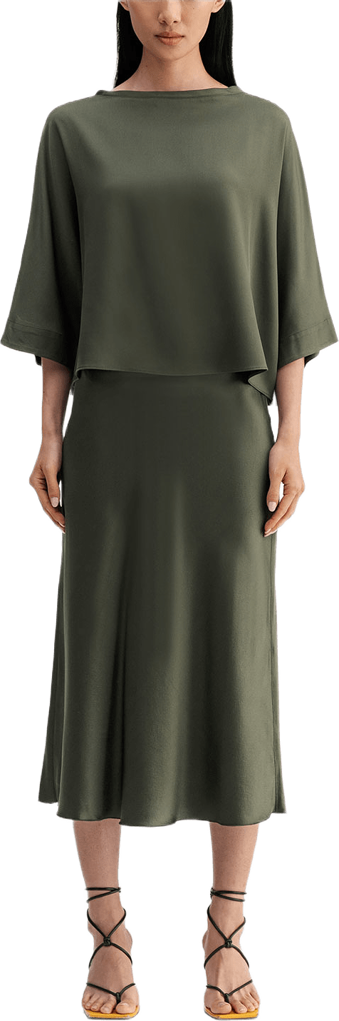 Thea silk tee, från Ahlvar Gallery, i färgen Olive Green.