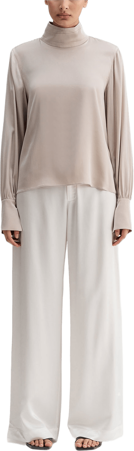 Luna silk blouse, från Ahlvar Gallery, i färgen Greige.