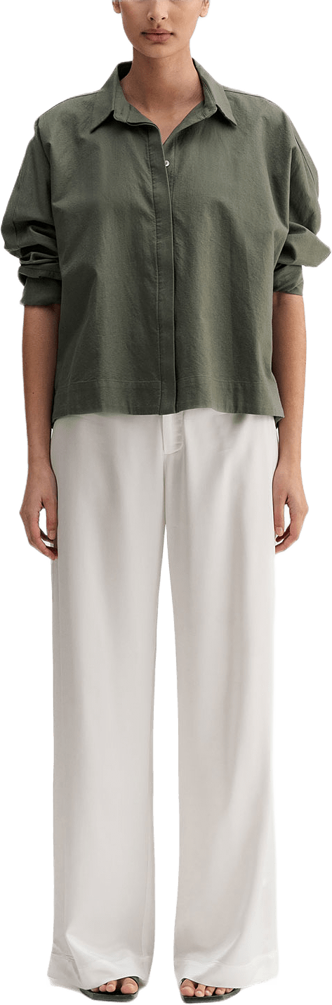 Gigi Oxofrd Shirt, från Ahlvar Gallery, i färgen Olive Green.