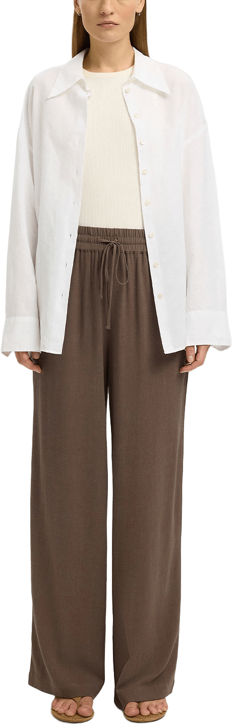 Viva-Gulia Trousers, från Selected Femme, i färgen Chocolate Chip.