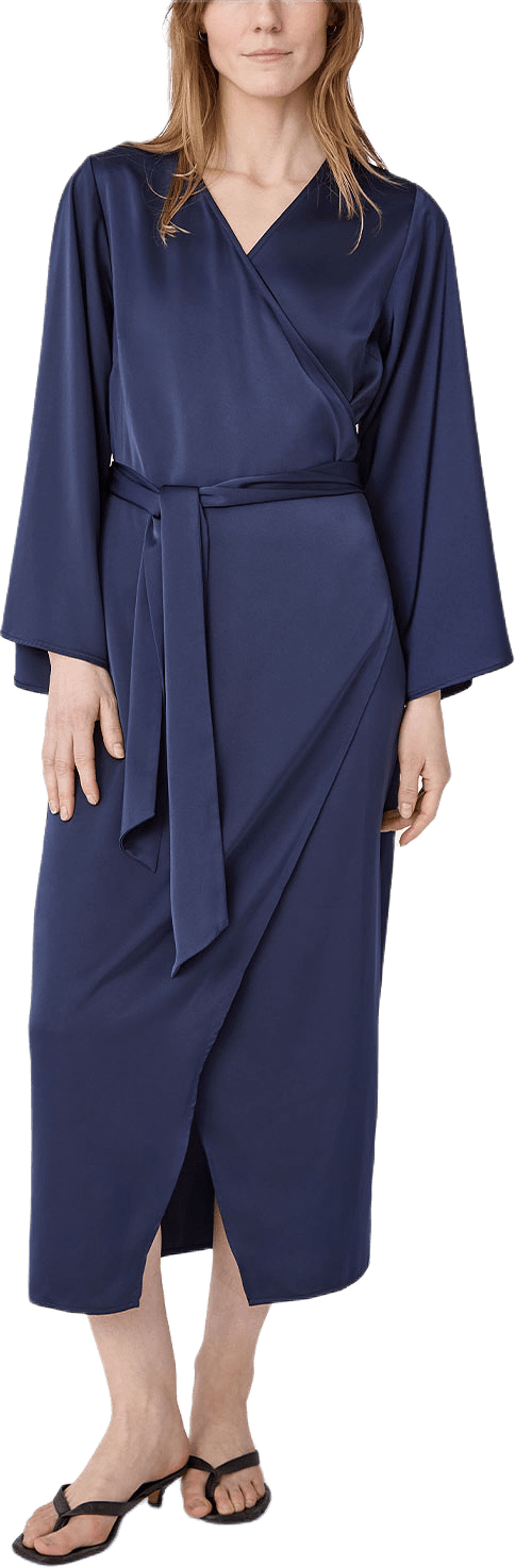 The Mira Satin Dress, från Marville Road, i färgen Midnight Blue.