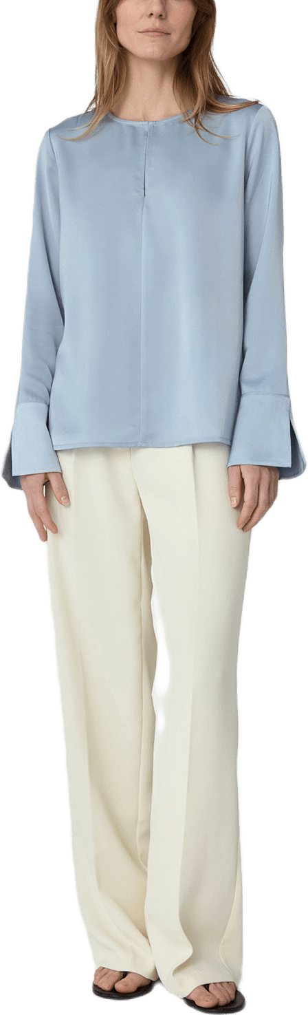 The Angela Satin Blouse, från Marville Road, i färgen Light Blue.