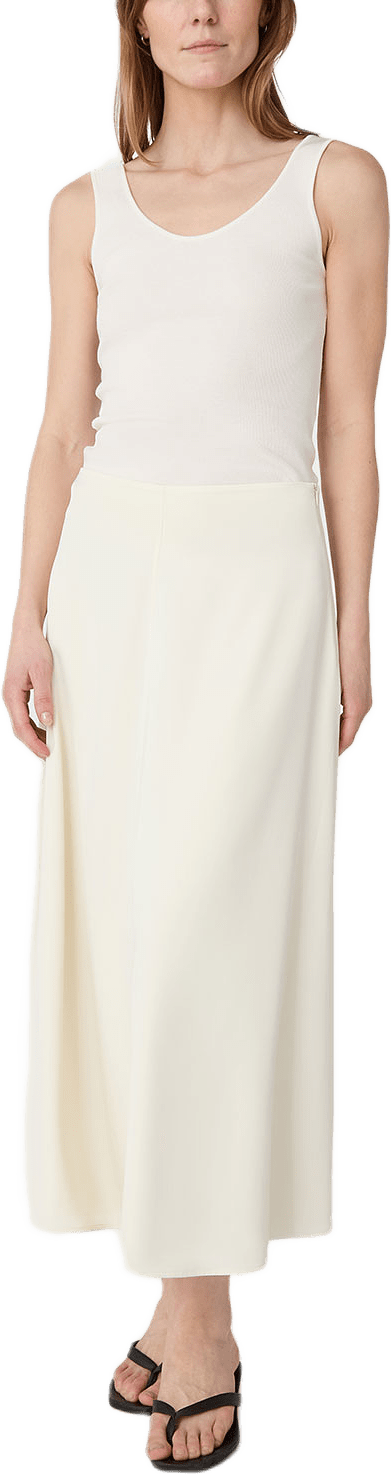 The Rhonda Satin Skirt, från Marville Road, i färgen Creme.