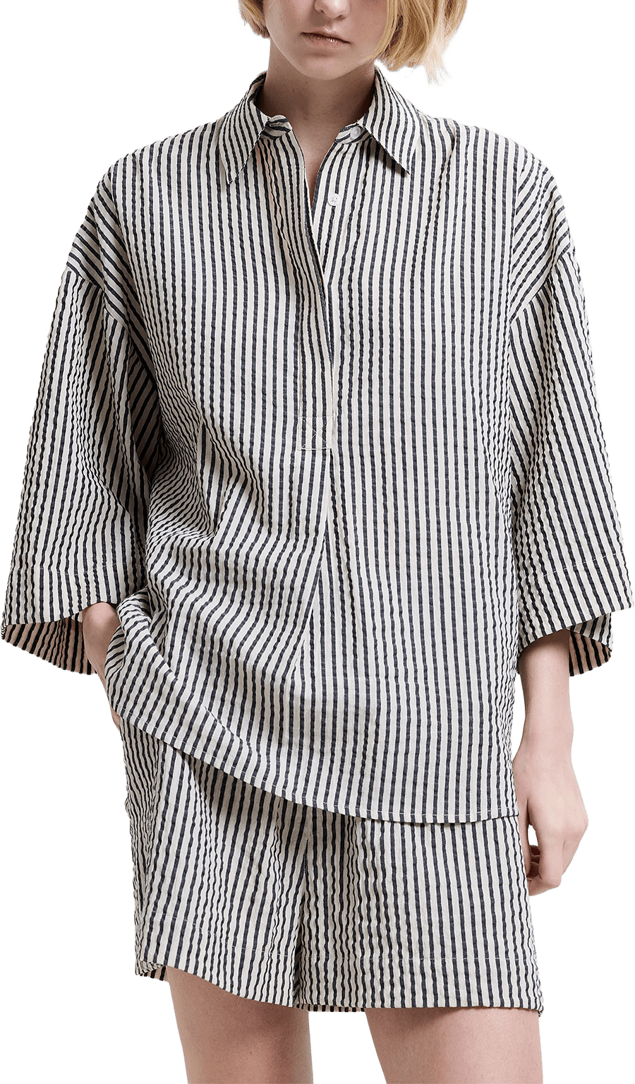 Lia Seersucker Striped Shirt, från French Connection, i färgen Monochrome Stripe.