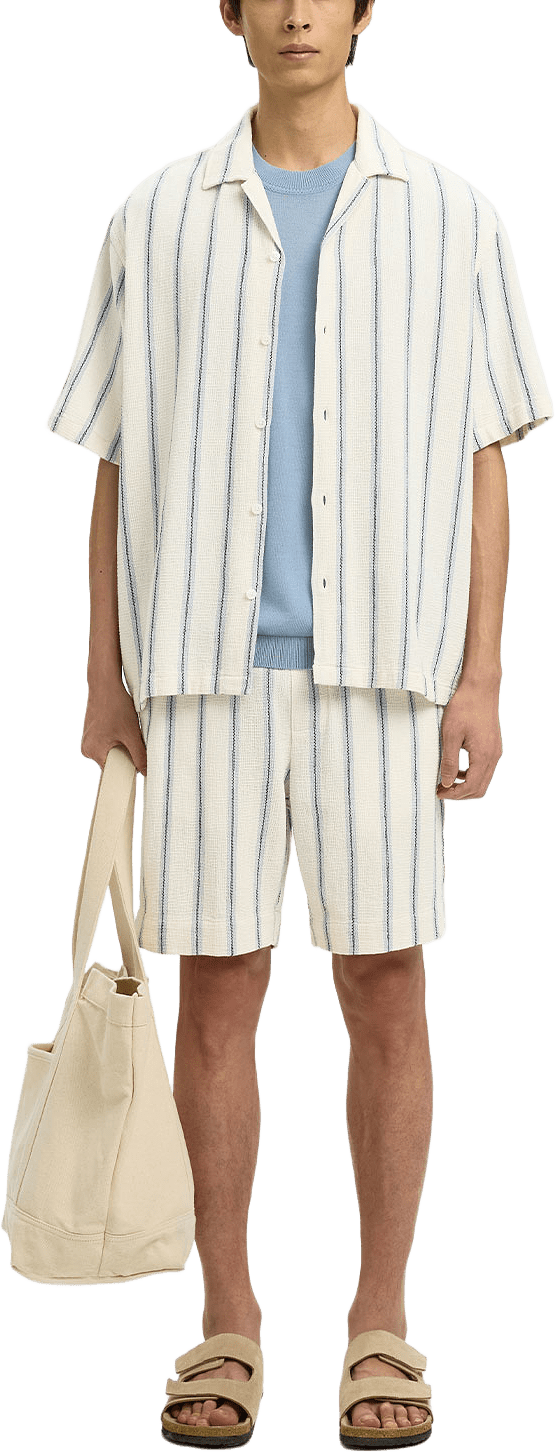 Shorts Regcal, från Selected Homme, i färgen Egret Skyway.